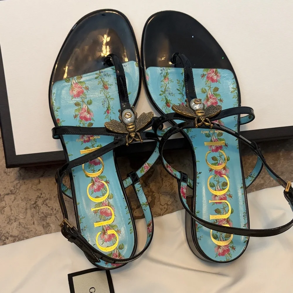 Gucci Black Patent Leather Sandals with Blue Floral Insole and Bee Detail - Picture 7 of 8